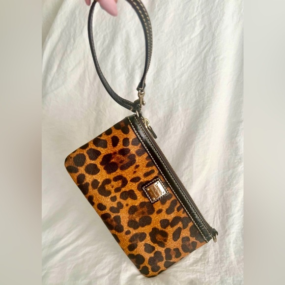 đź‘‘âś…PRICE FIRMâś…Dooney & Bourke Mini Leopard Clutch Bag - Picture 4 of 17